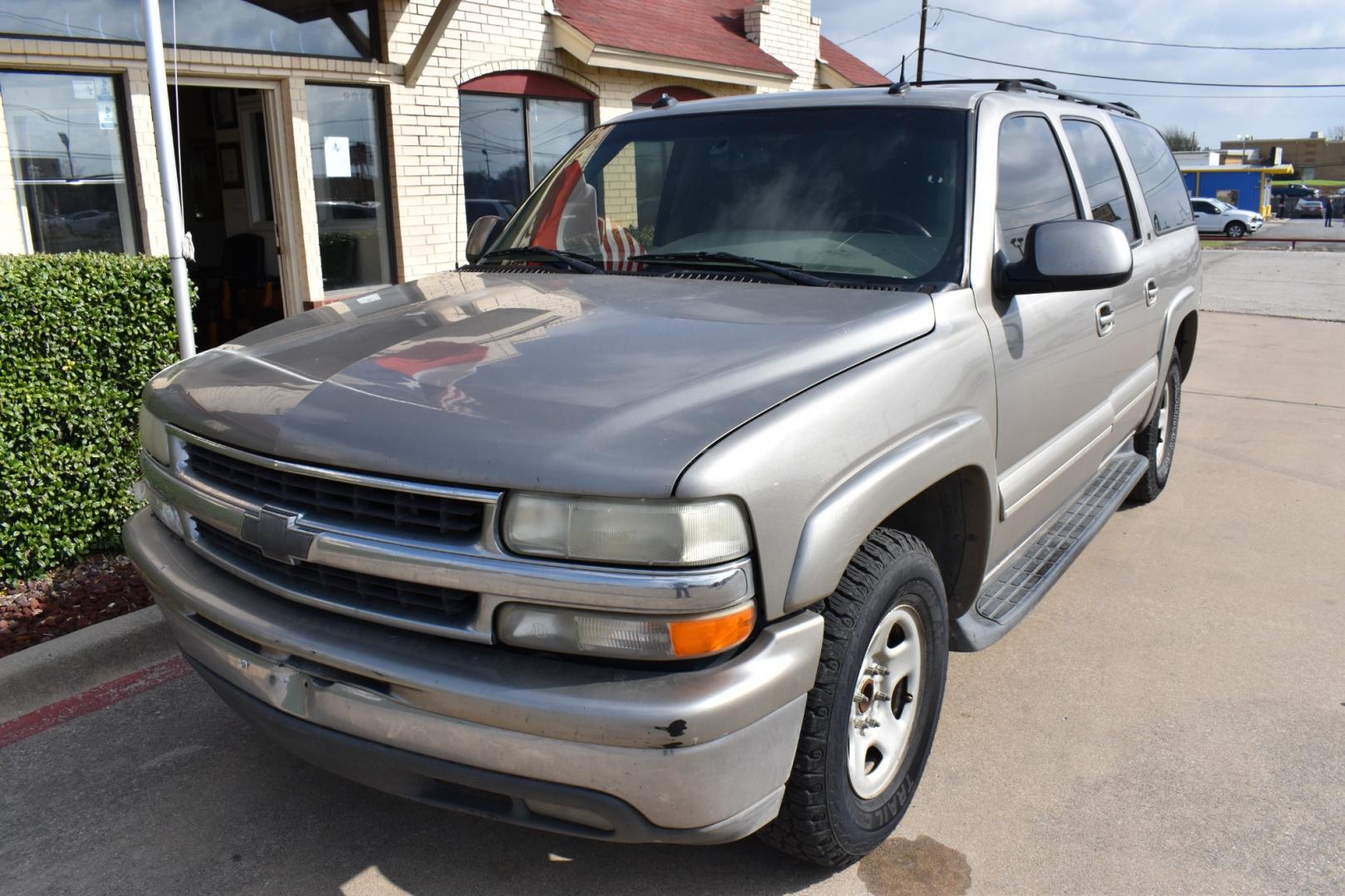 2003 Gold /Tan Chevrolet Suburban (1GNEC16Z23J) with an V8, 5.3.0L engine, 4 SPEED AUTOMATIC transmission, located at 5925 E. BELKNAP ST., HALTOM CITY, TX, 76117, (817) 834-4222, 32.803799, -97.259003 - Buying a 2003 Chevrolet Suburban can offer several benefits, including: Spaciousness: The Suburban is known for its ample interior space, making it great for large families, hauling cargo, or even converting into a camper. Towing Capacity: It's equipped with a robust engine and frame, allowing it - Photo#1